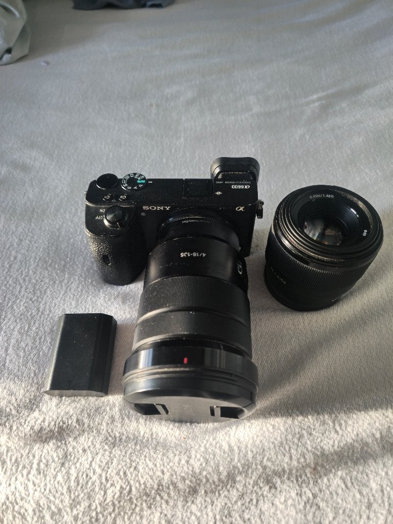 Sony A6600 + 18-105mm F/4 G OSS + 50mm F/1.8 + extra accu