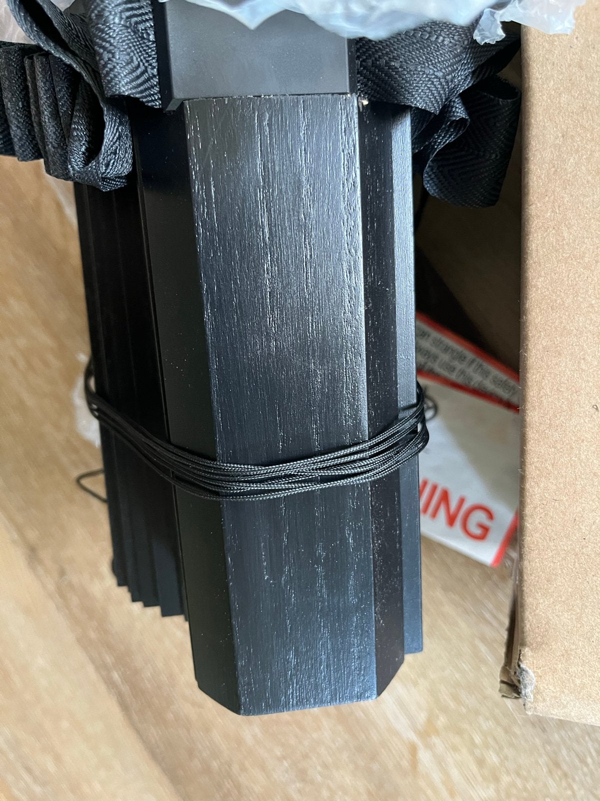 2x Nieuwe Luxaflex Zwart met Houtnerf 253/115, Huis en Inrichting, Ophalen, Jaloezie, Zwart, Hout