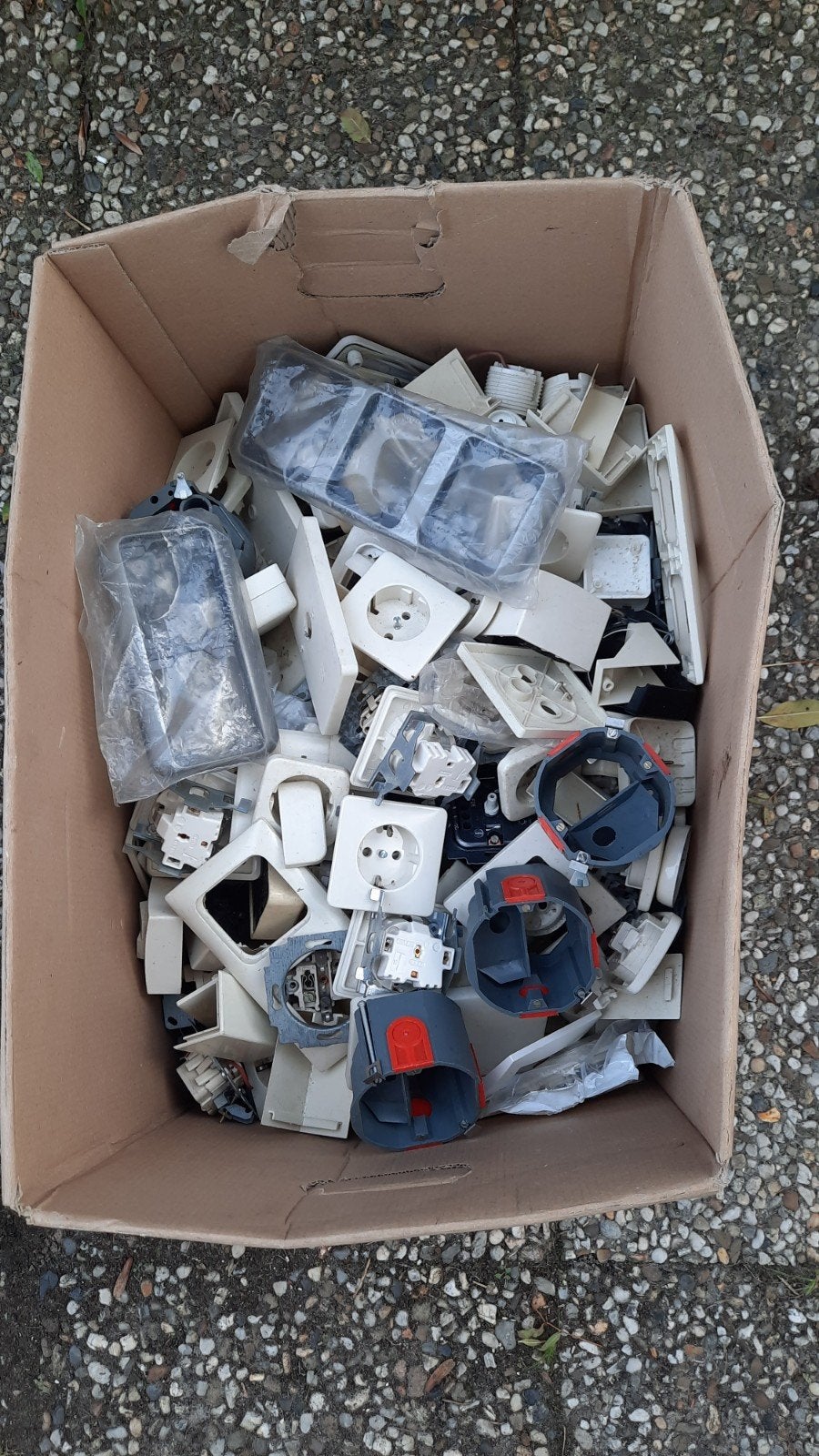 wandcontactdozen en dergelijke, Ophalen