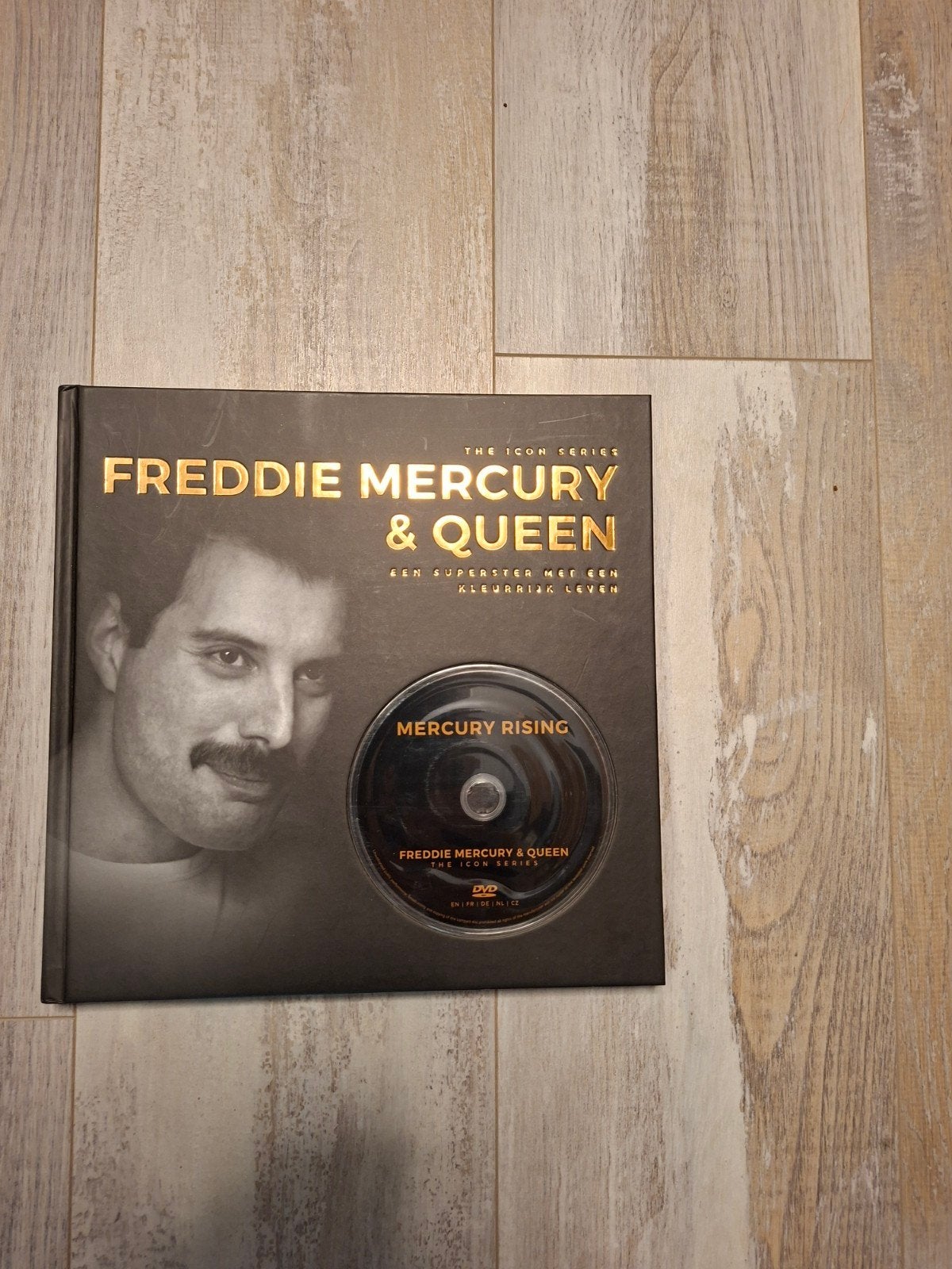 Freddie Mercury & Queen: Boek en DVD - The Icon Series, Boeken, Ophalen of Verzenden, Zo goed als nieuw