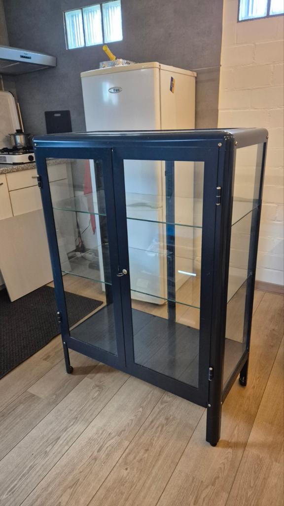 IKEA vitrinekast metaal/glas, Ophalen, Minder dan 50 cm, Modern, Industrieel, Glas