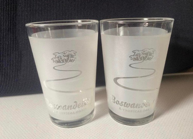 2 Boswandeling glazen met de tekst A Tropical Oasis.H.9,5 cm, Verzamelen, Ophalen of Verzenden, Zo goed als nieuw, Borrel- of Shotglas