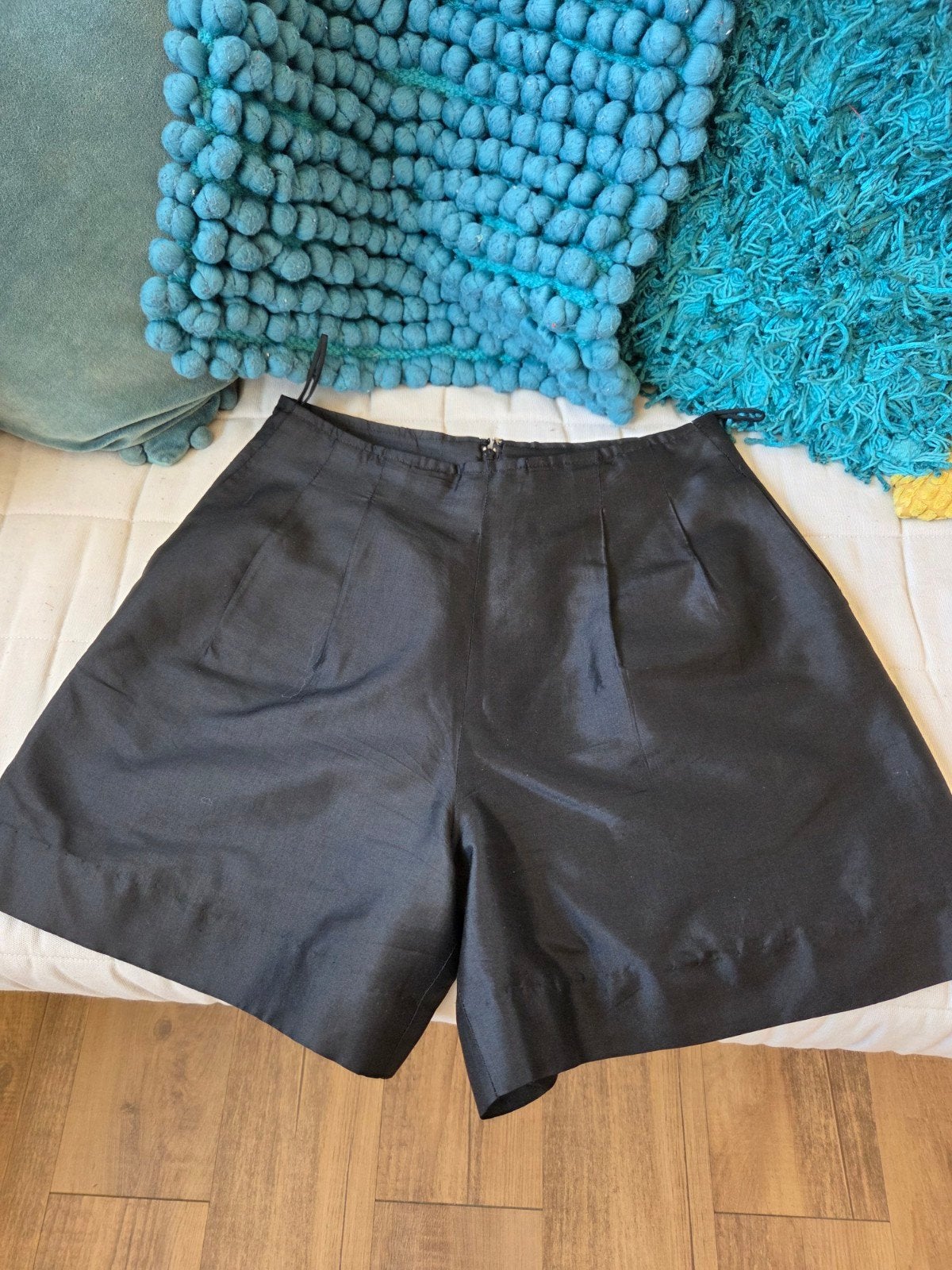 Zijden shortje maat 36, Kleding | Dames, Broeken en Pantalons, Kort, Zwart, Ophalen of Verzenden, Zo goed als nieuw
