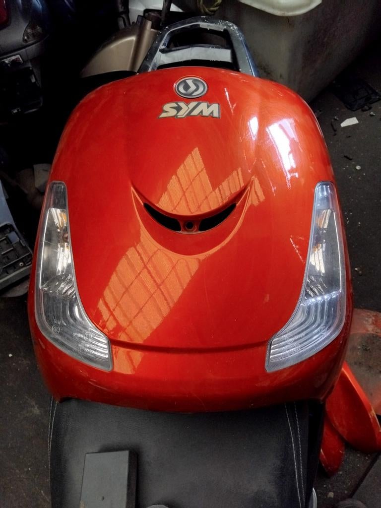 Sym fiddle 2 voorkap rood met knipperlichten, Fietsen en Brommers, Brommeronderdelen | Scooters, Ophalen of Verzenden, Gebruikt