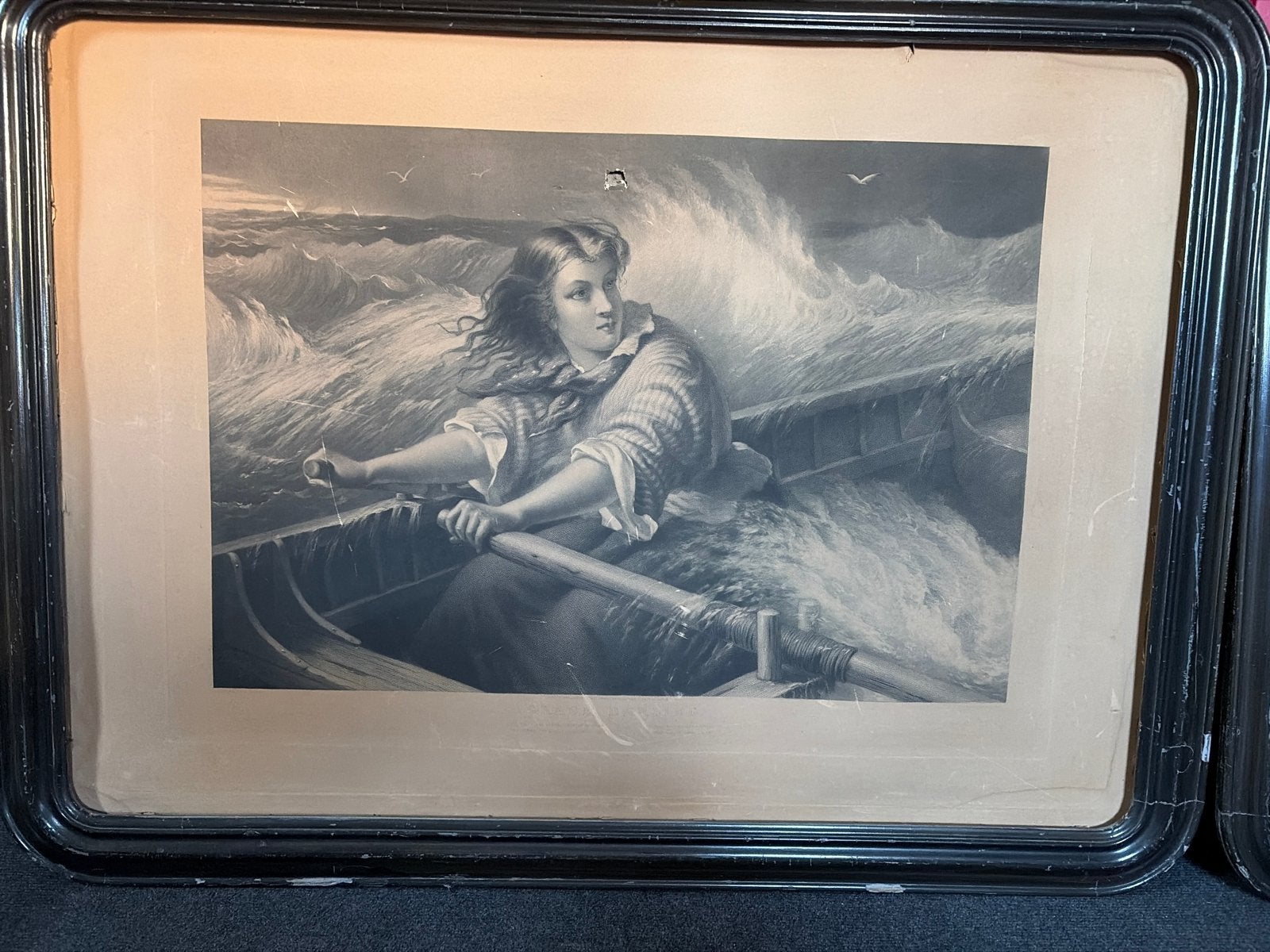 GRATIS prent: Vrouw in roeiboot op woeste zee, Antiek en Kunst, 1800 - 1899, Overige technieken, 78 cm, Ophalen