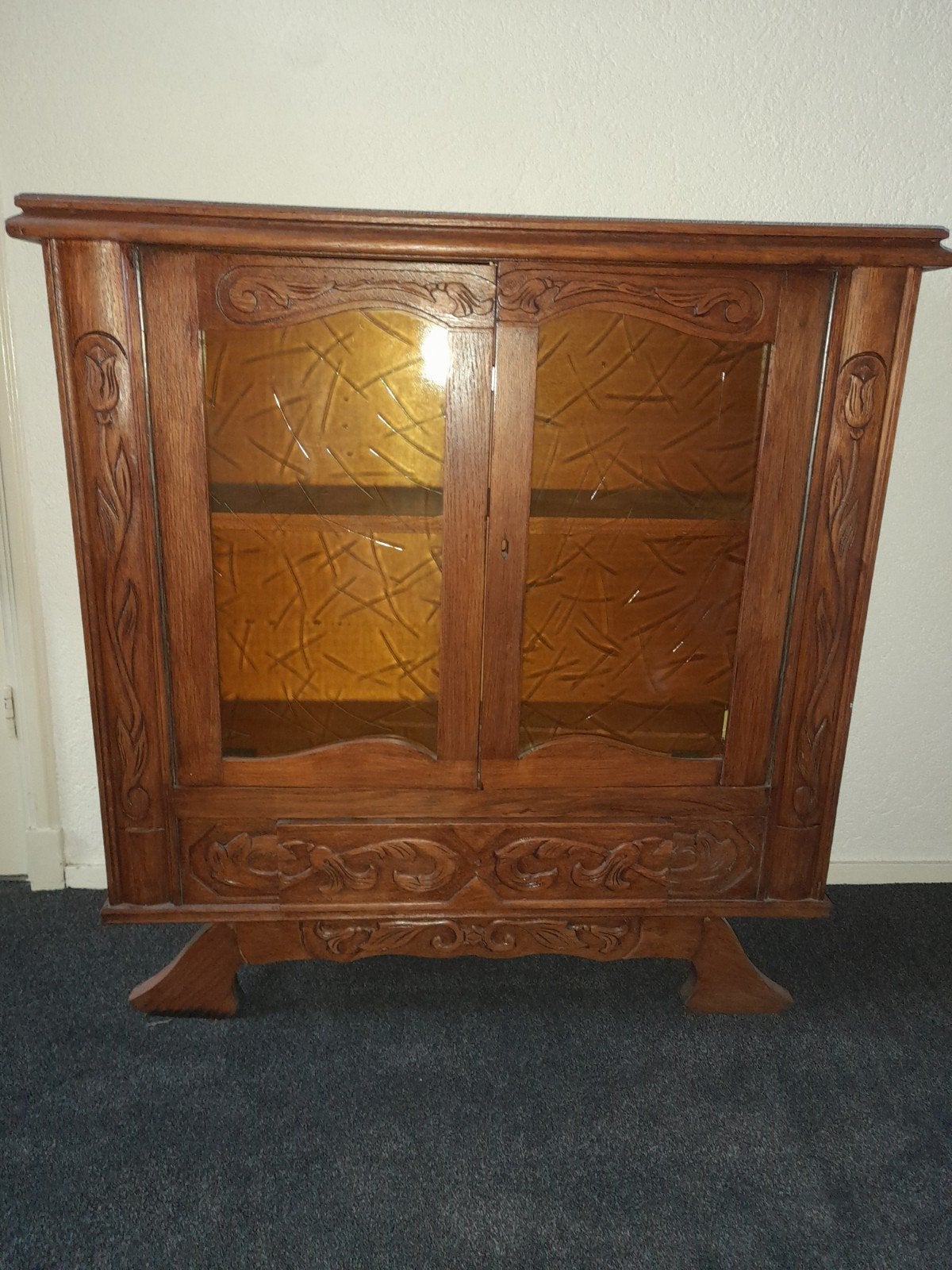 Antieke vitrinekast met houtsnijwerk en glas-in-lood, Antiek en Kunst, Antiek | Meubels | Kasten, Ophalen