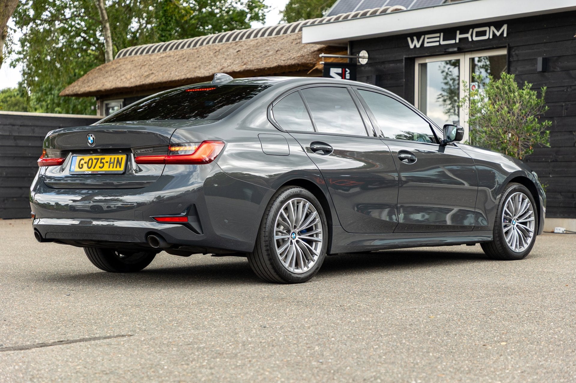 BMW 3-serie 318d 190 PK High Executive Edition Dravitgrau me, Auto's, BMW, Dealer onderhouden, Achterwielaandrijving, Diesel, Cruise Control