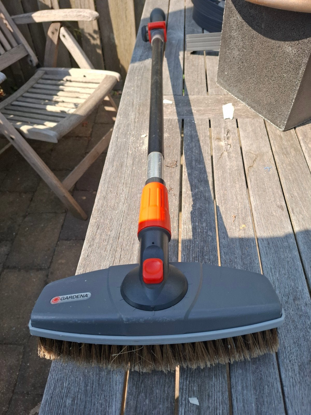 Gardena Terrasborstel met steel en wateraansluiting, Ophalen of Verzenden, Gebruikt, Bezem, Gardena