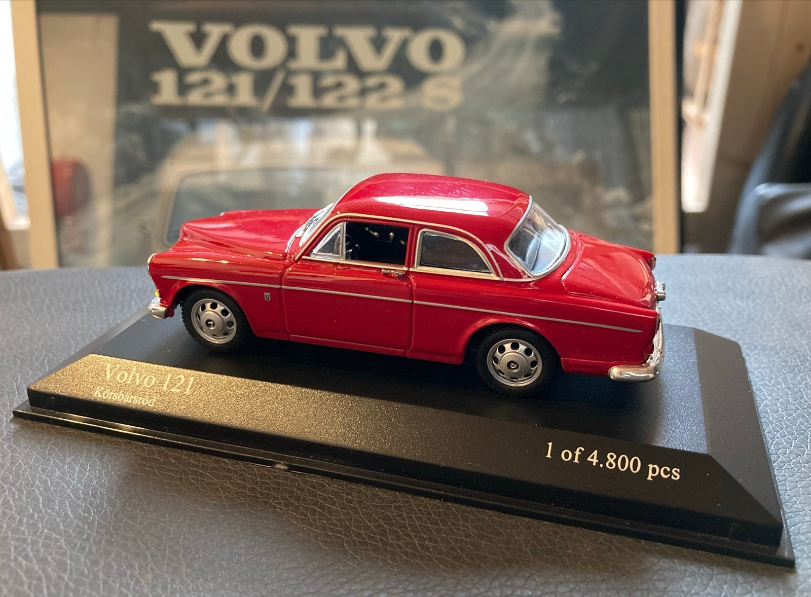 Volvo Amazon 121 Kersenrood Minichamps 1 van 4.800 stuks, Hobby en Vrije tijd, Modelauto's | 1:43, Ophalen of Verzenden, Zo goed als nieuw