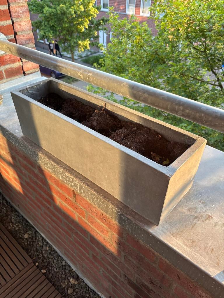 Stijlvolle betonnen bloembakken voor balkon of tuin, Tuin en Terras, Ophalen, Zo goed als nieuw