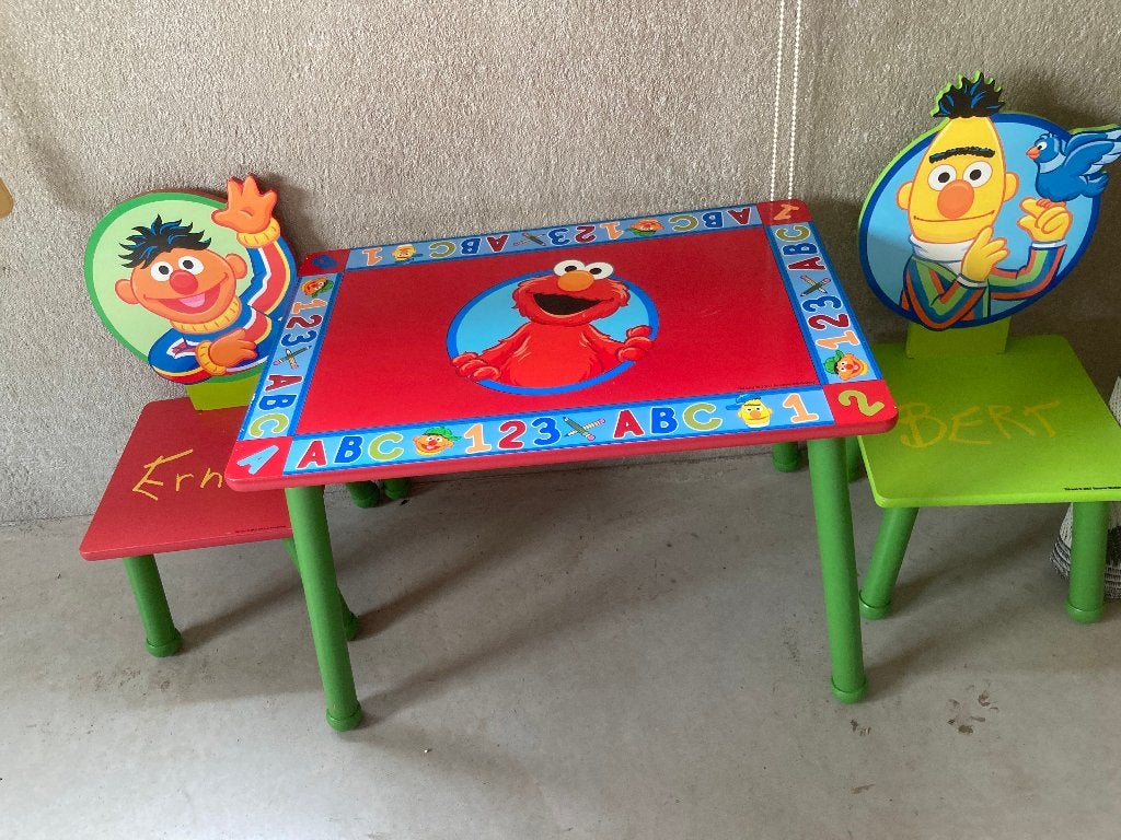 Bert en Ernie tafel en stoelen., Ophalen, Nieuw, Jongen of Meisje