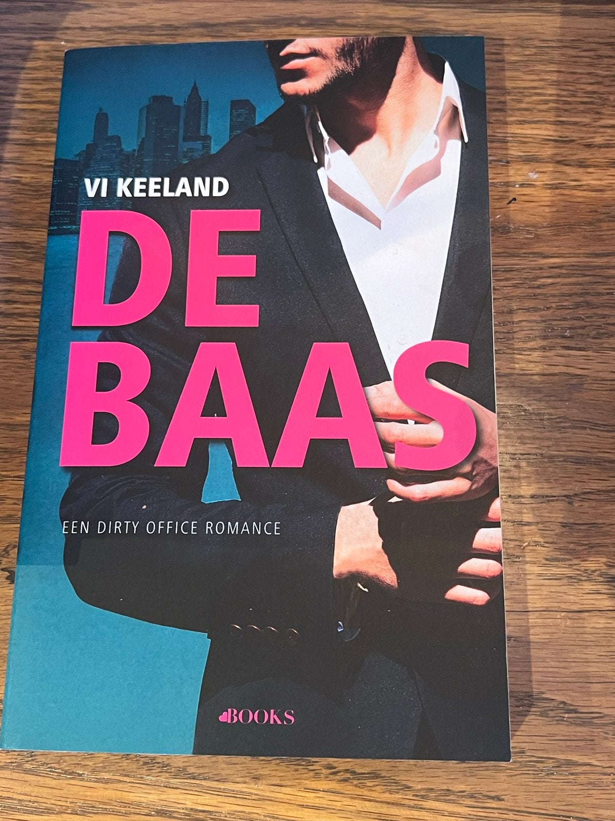 De Baas - Vi Keeland, Ophalen of Verzenden, Zo goed als nieuw