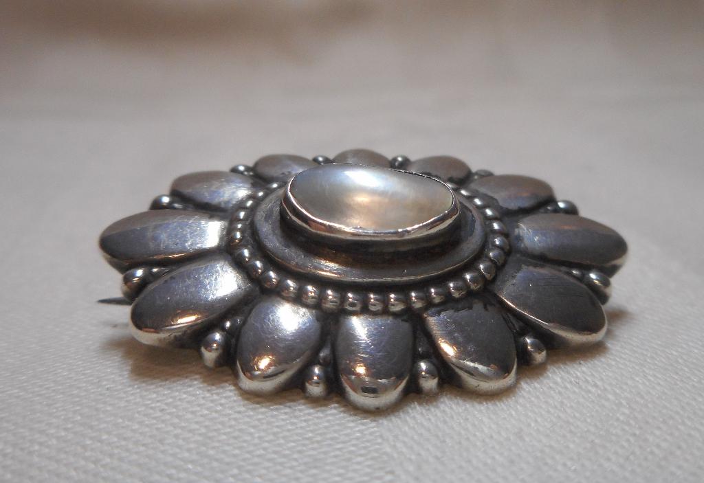 Zilveren antiek broche met parel nr.946, Verzenden, Minder dan 4 cm, Zo goed als nieuw, Met parel