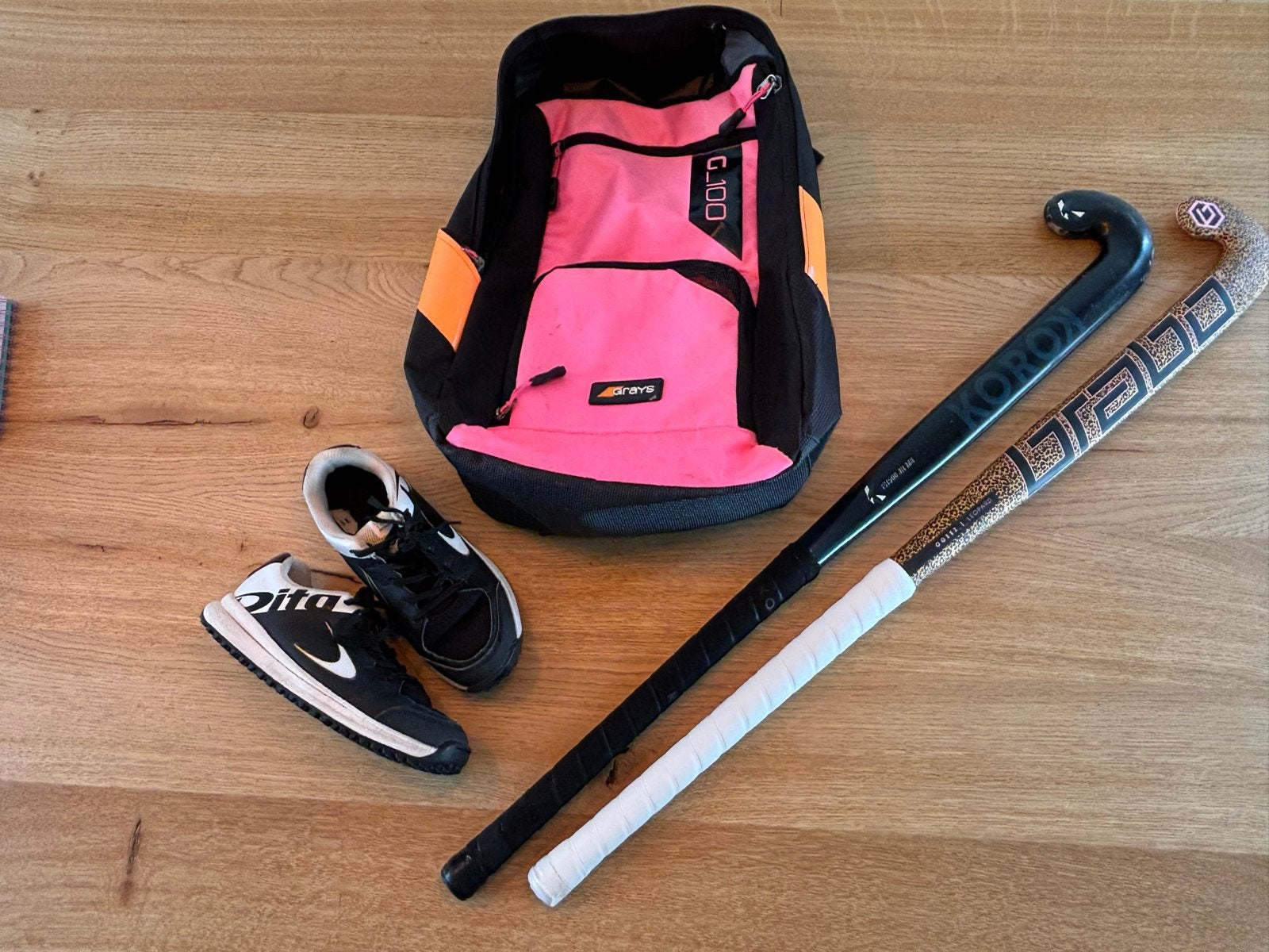 Hockeyuitrusting: 2 sticks, tas en schoenen, Ophalen, Gebruikt
