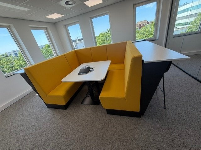 Deberenn vergaderbank/wachtbank+ bartafel+7 Muuto barkrukken, Hoekbank, 300 cm of meer, Ophalen of Verzenden, Zo goed als nieuw