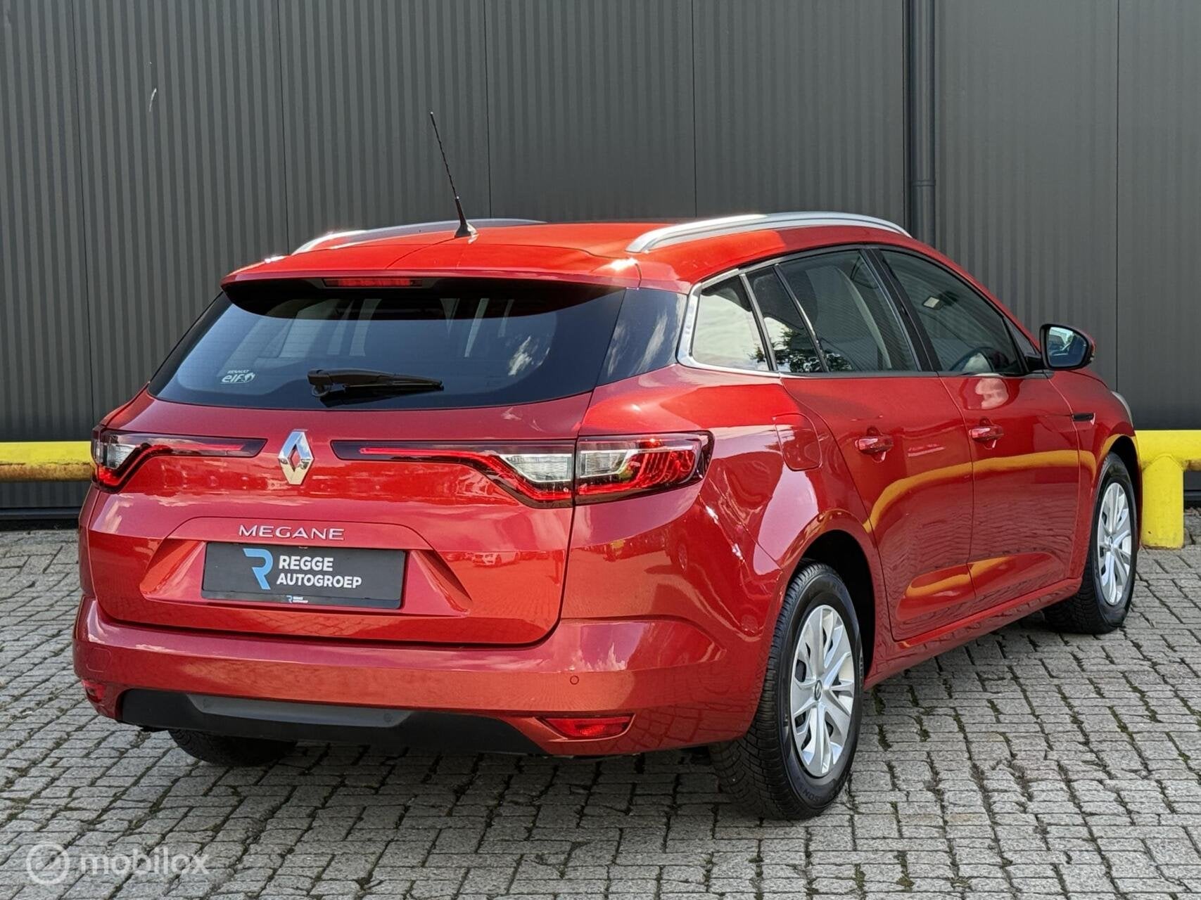 Renault Megane Estate 1.2 TCe Life NAVI | PDC | CRUISE, Voorwielaandrijving, 101 pk, Gebruikt, 4 cilinders