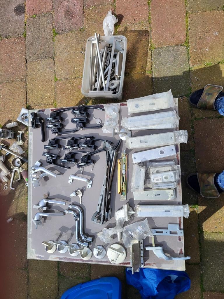 Grote verzameling deur- en raamgrepen, Ophalen of Verzenden, Gebruikt, Overige materialen, Klink of Kruk