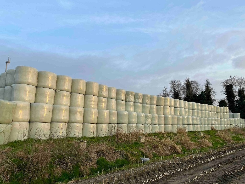 Grote balen voordroog hooi, Ophalen, Vee
