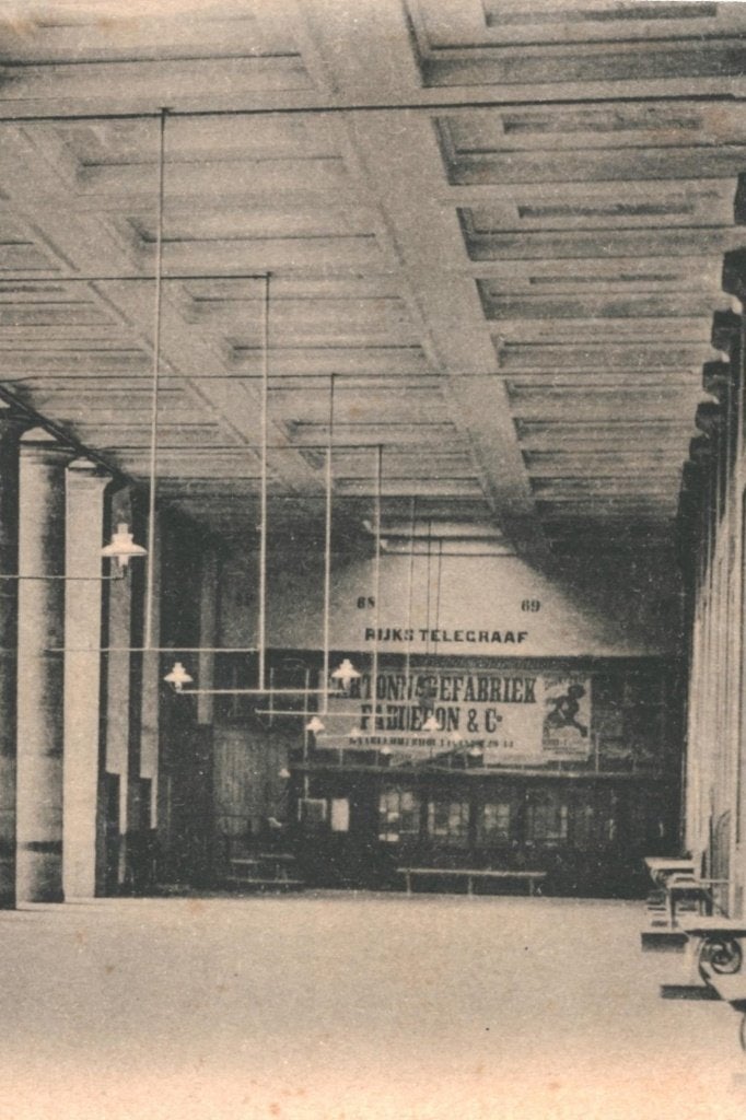 700382 Amsterdam INTÉRIEUR OUDE BEURS Leuke oude kaart, Ophalen of Verzenden, 1920 tot 1940, Ongelopen, Noord-Holland