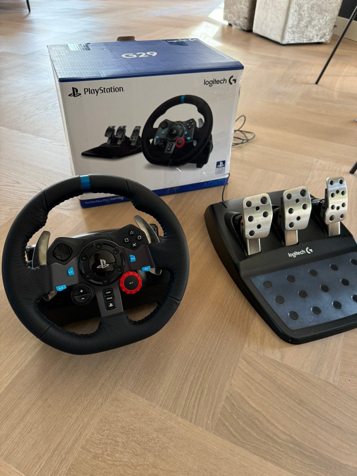 Foto 2 van Logitech G29 racestuur inclusief pedalen voor PS4/5 en PC