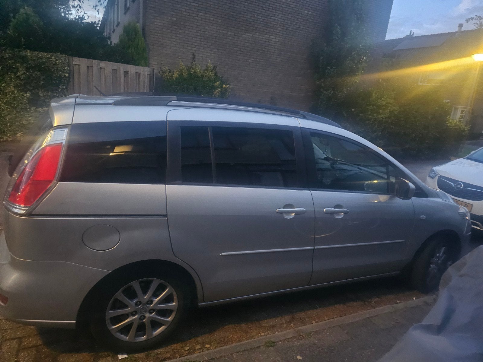 Mazda 5 2.0 2009 Grijs, 145 pk, 4 cilinders, 7 stoelen, 75 €/maand