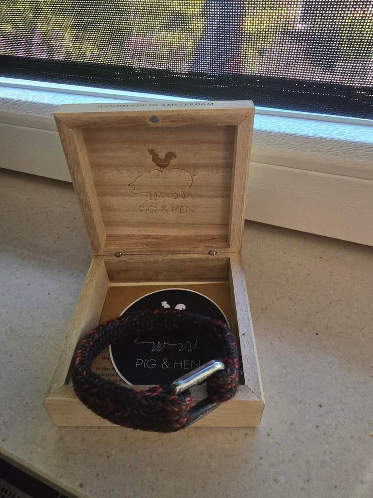 Pig & Hen armband, zwart/rood, met stalen sluiting, Sieraden, Tassen en Uiterlijk, Armbanden, Ophalen of Verzenden, Zo goed als nieuw