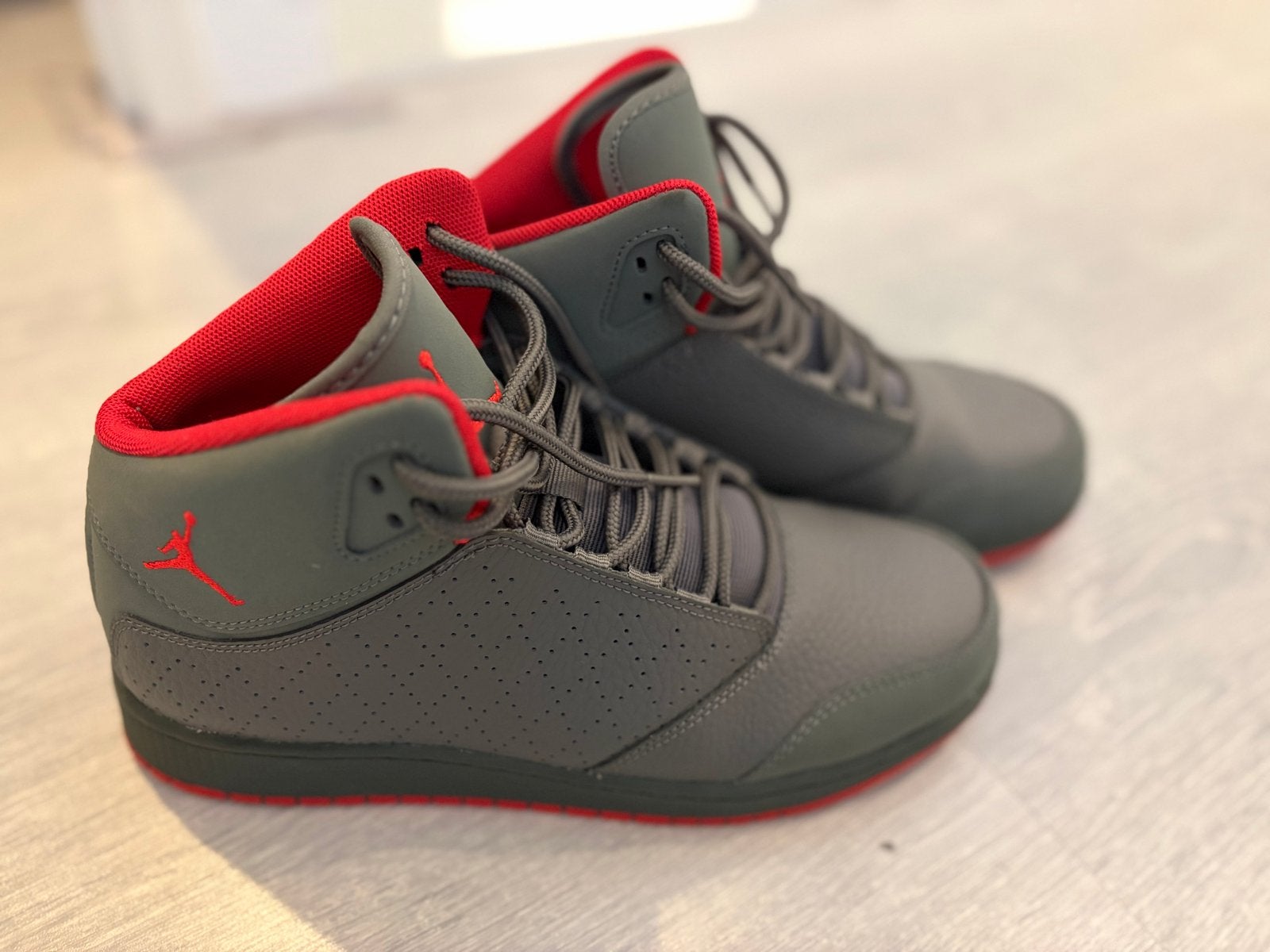 Jordan sneakers groengrijs rood, Ophalen of Verzenden, Nieuw, Overige kleuren, Sneakers of Gympen