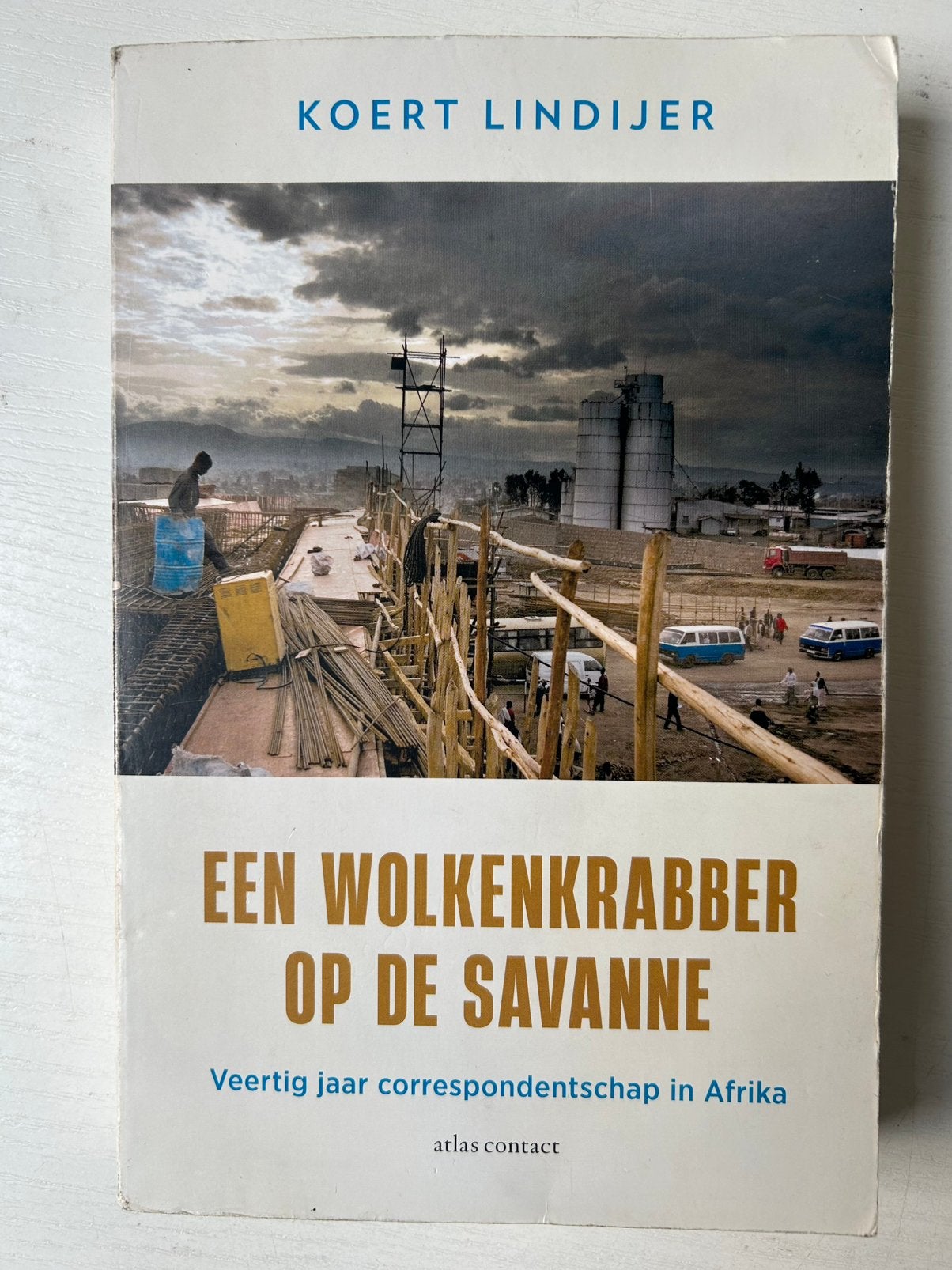 Koert Lindijer - Een wolkenkrabber op de savanne, Boeken, Gelezen, Afrika, Ophalen of Verzenden, Koert Lindijer