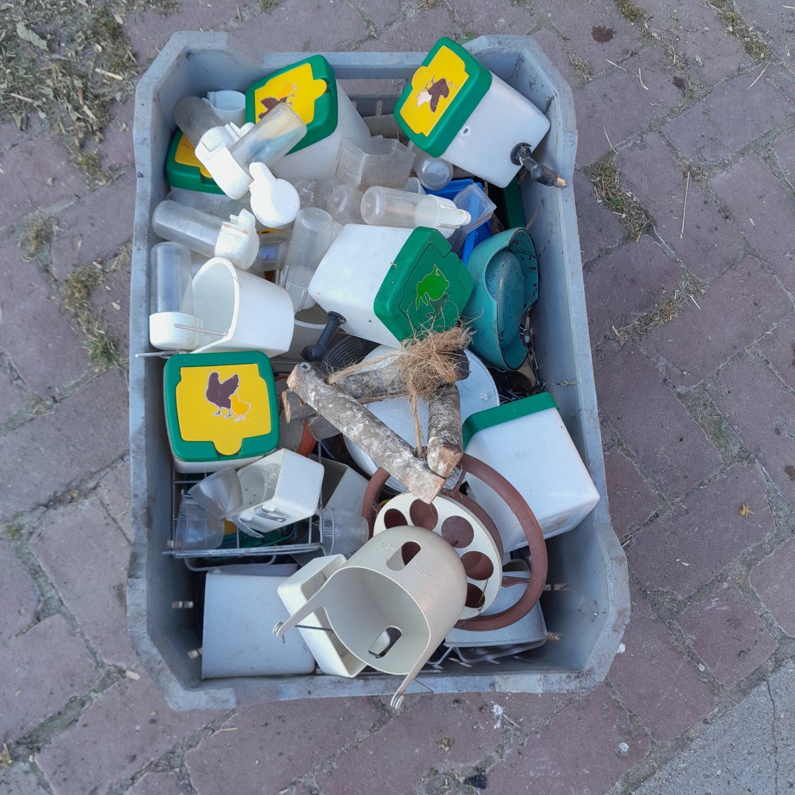 Veel drinkbakjes en wat andere decoratie, ook voor konijnen, Dieren en Toebehoren, Pluimvee | Toebehoren, Ophalen of Verzenden