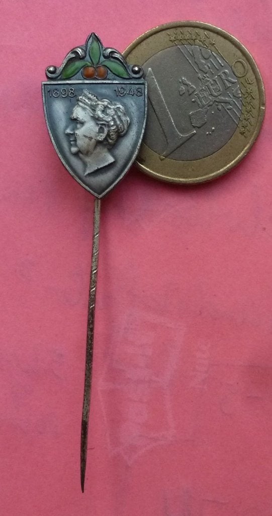 leuk oud emaille speldje van   KONINGIN WILHELMINA 1948, Ophalen of Verzenden, Zo goed als nieuw, Overige onderwerpen, Speldje of Pin