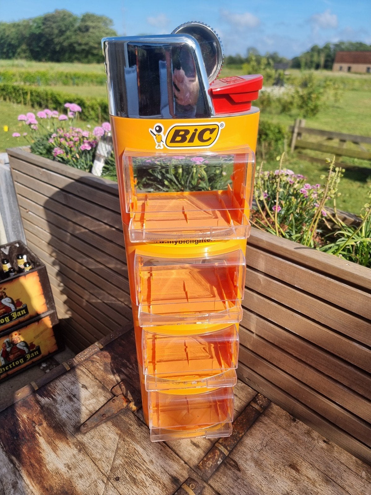Bic aansteker display winkeldisplay mancave kroeg bruincafe, Verzamelen, Rookartikelen, Aanstekers en Luciferdoosjes, Ophalen of Verzenden