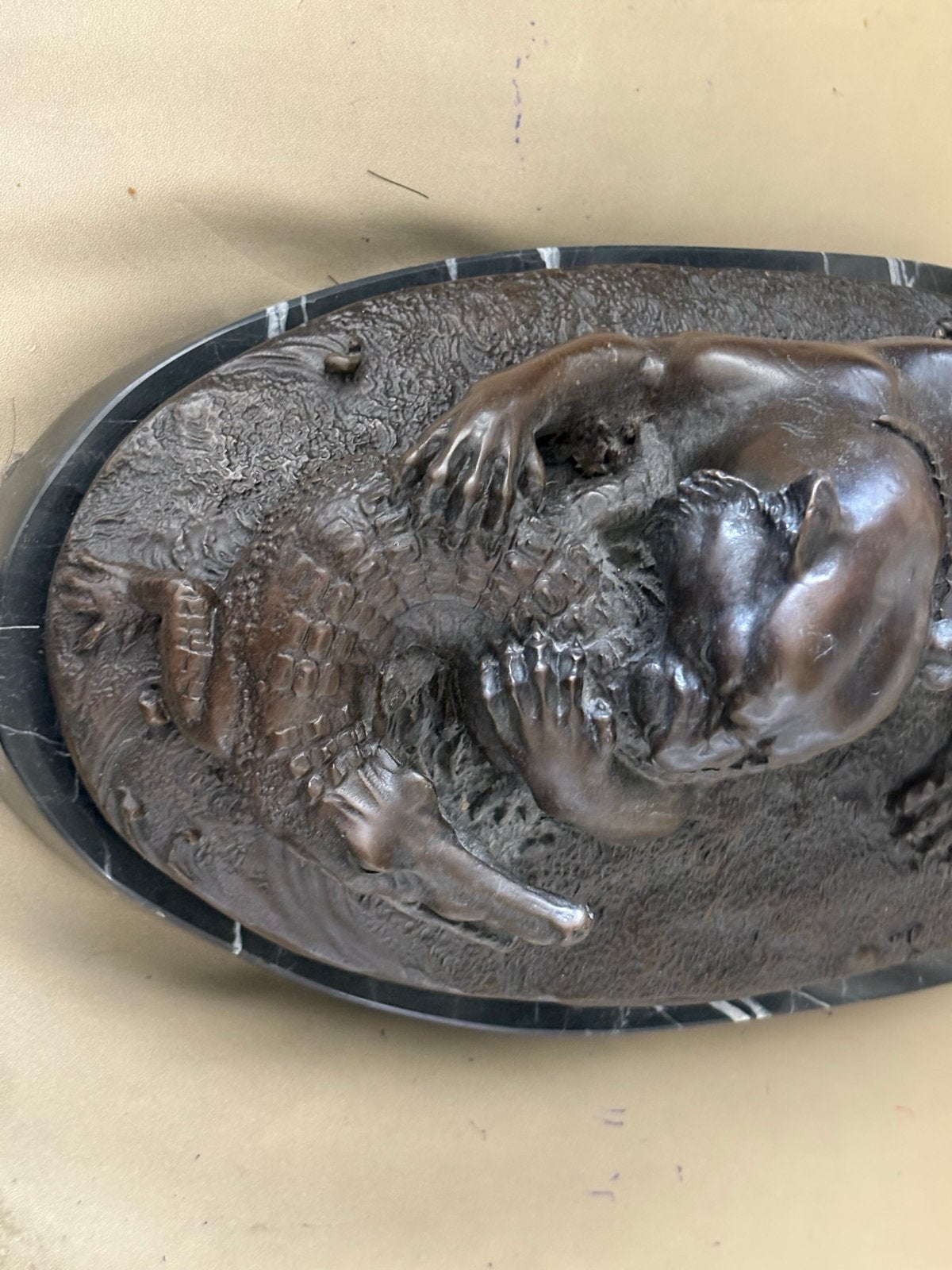 Bronzen beeld: Tijger vecht met krokodil op marmeren sokkel, Ophalen of Verzenden, 20 - 50 cm, Beeld, Bruin
