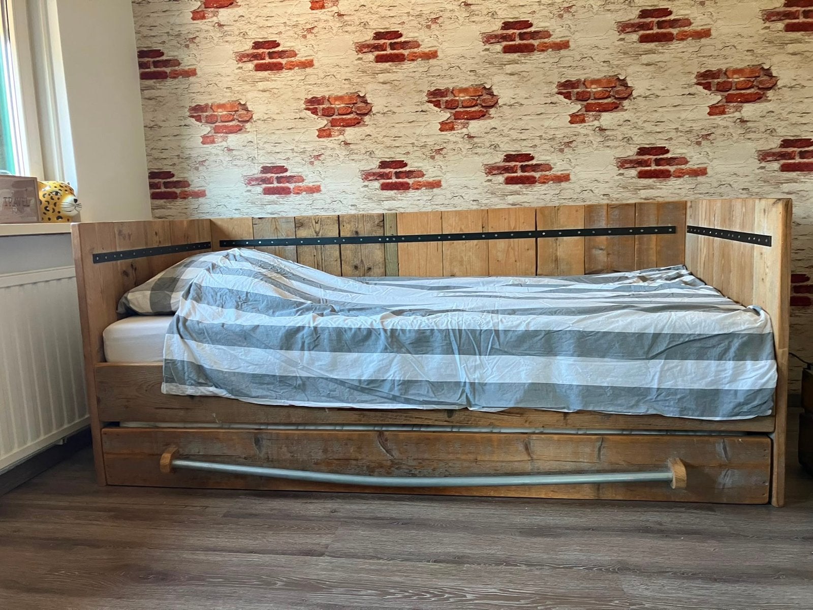 Steigerhouten bedbank met uitschuifbaar logeerbed, Gebruikt, 90 cm, Eenpersoons, Bruin