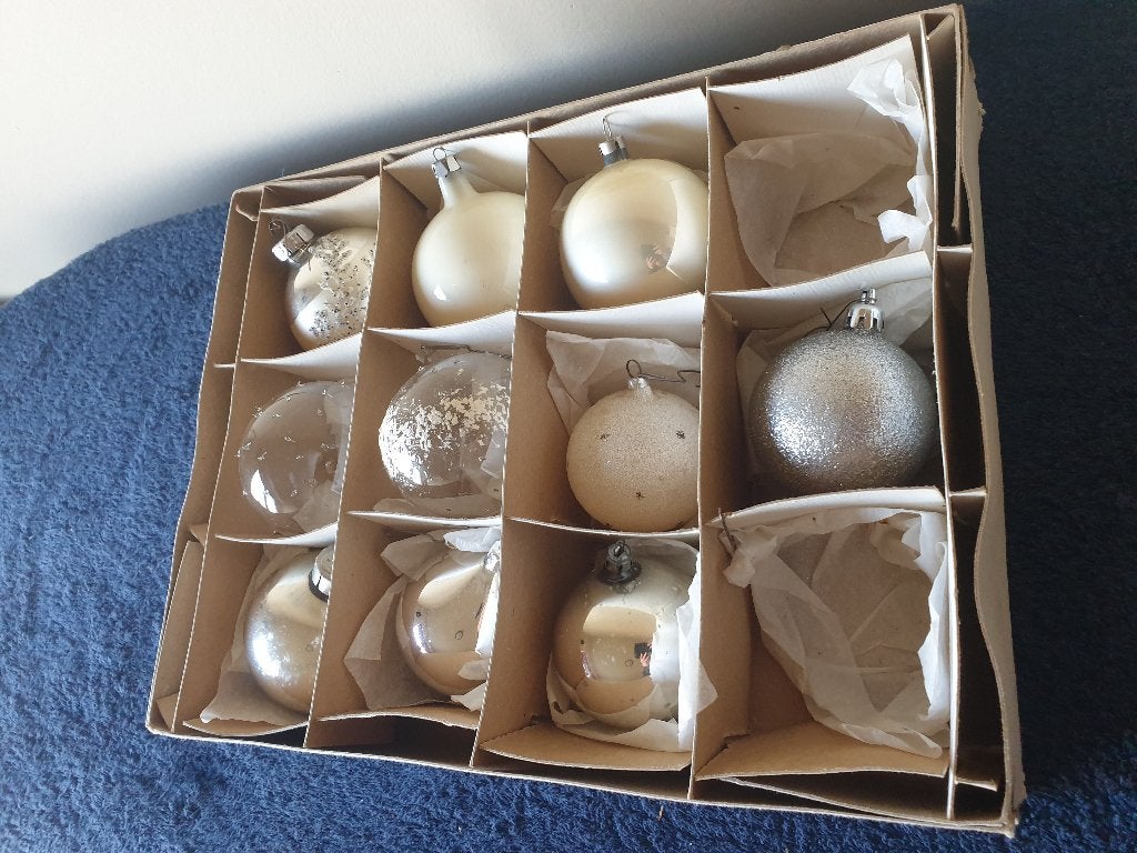 diverse kerstballen wit/zilver/goud/blauw + voorraadblikje, Ophalen