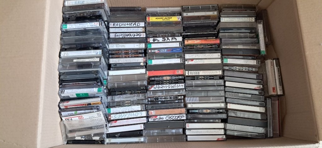 Cassettebandjes doos vol, Ophalen, Gebruikt, Overige genres, Met bewaardoos, rek of koffer