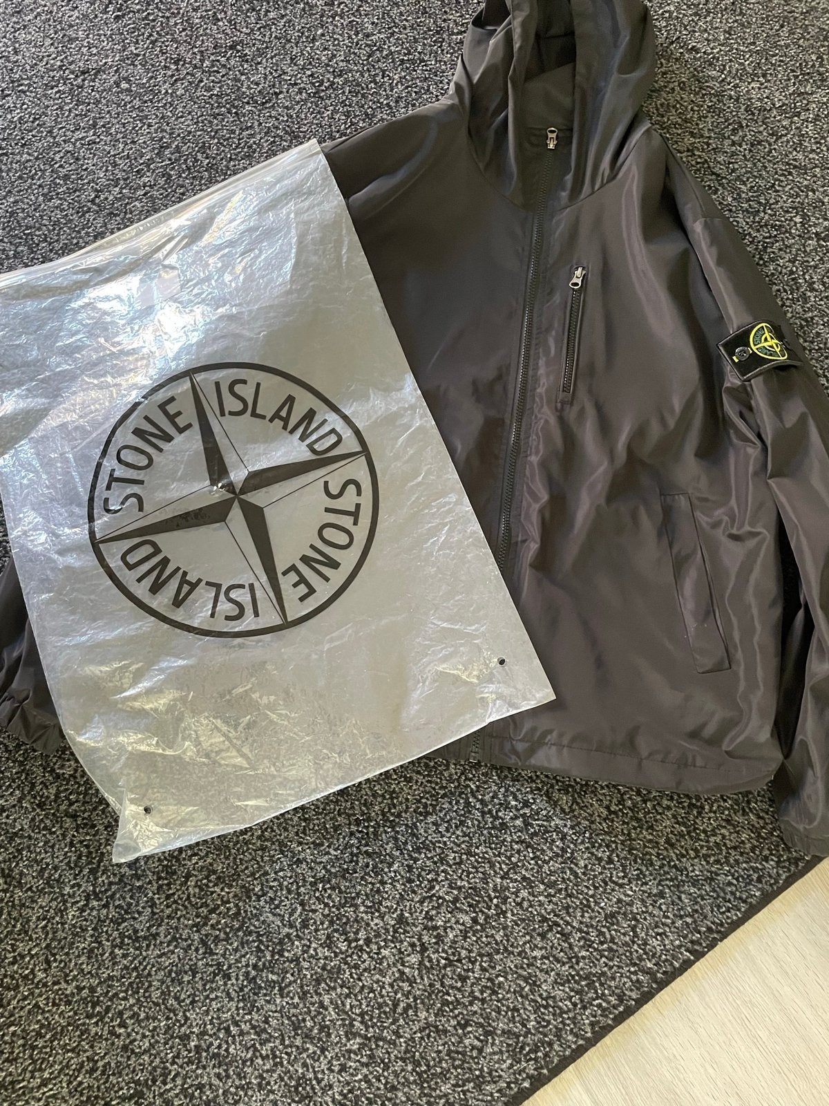 Stone Island Jas zwart maar m, Ophalen of Verzenden, Zo goed als nieuw, Maat 48/50 (M), Grijs