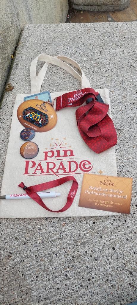Pin parade pin 500 jubileum plus tas en extras, Ophalen of Verzenden, Nieuw, Button of Speldje