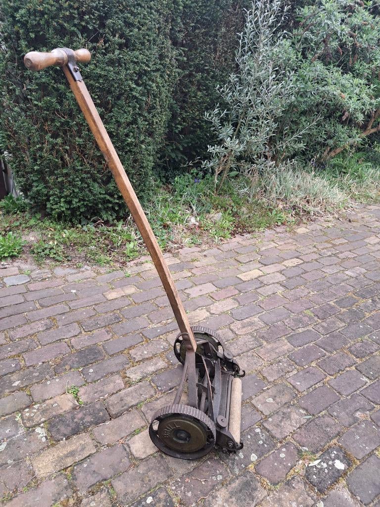 Antieke handgrasmaaier met houten handvat, Ophalen