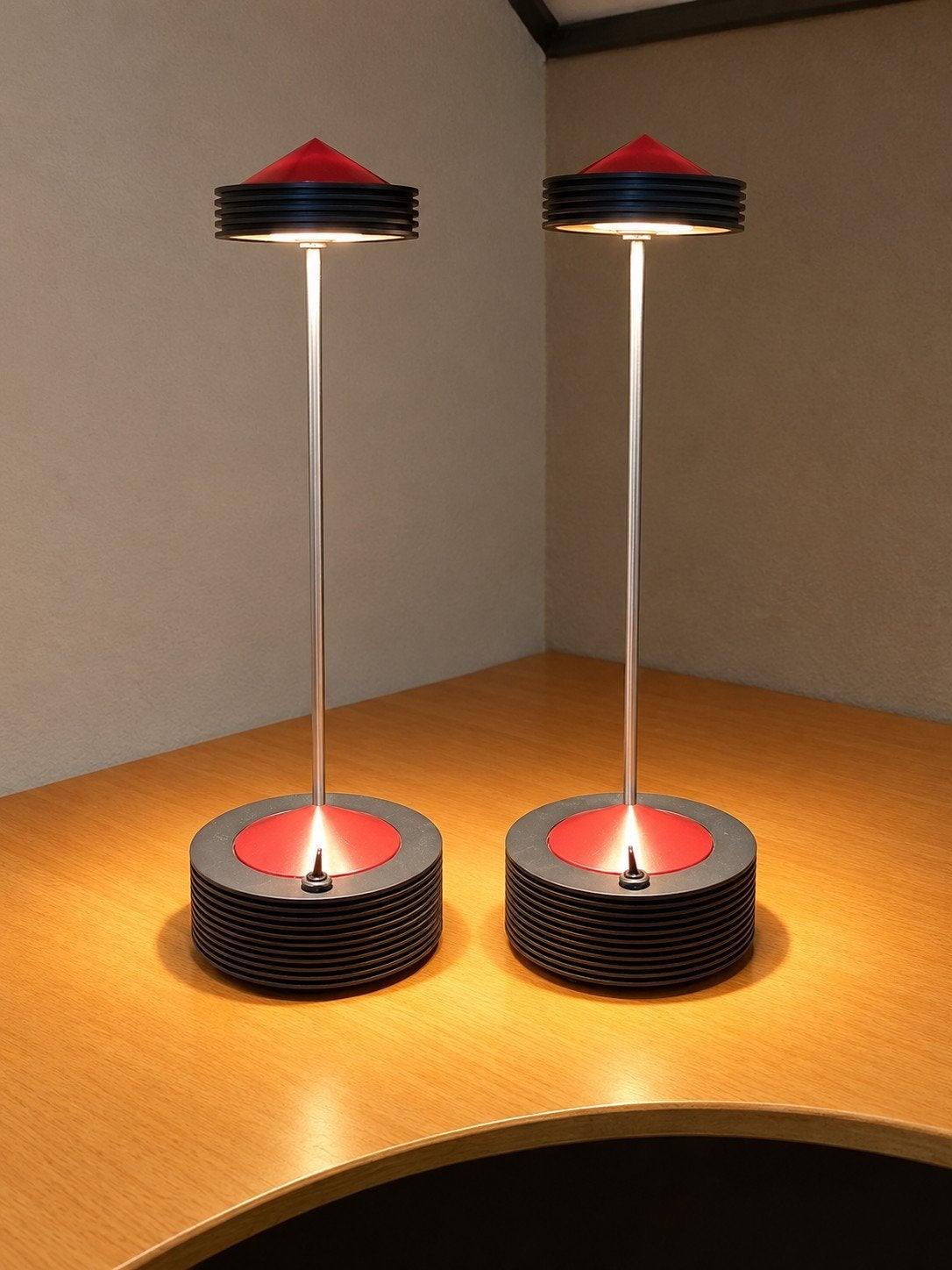 Set van 2 moderne tafellampen/ nachtlamp met rood accent, Ophalen of Verzenden, Rood, Metaal, Modern