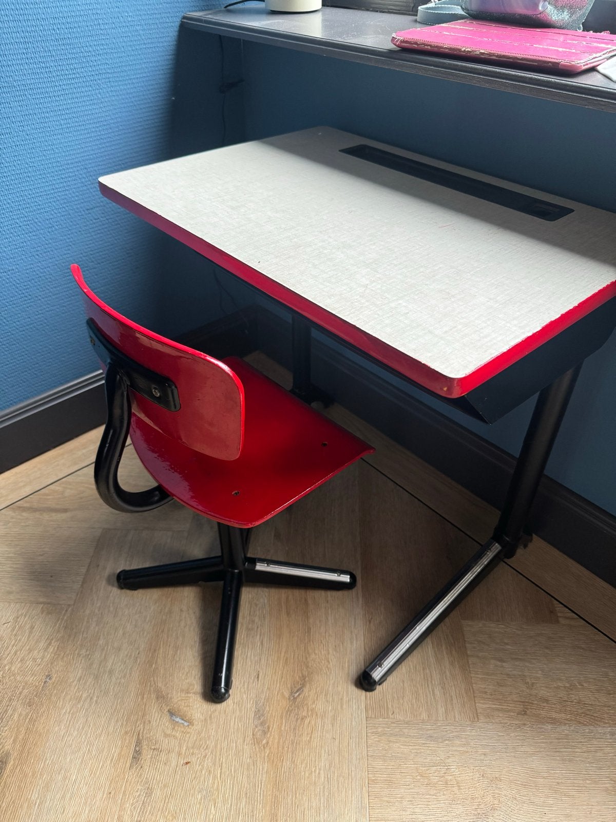 Oud schoolbureau met stoel, Ophalen