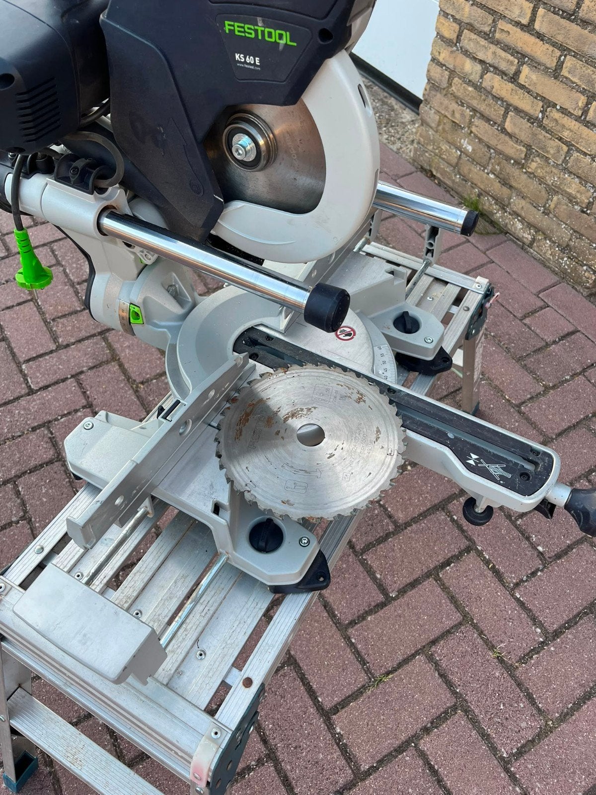 Zo goed als nieuw met schaduwlam, Doe-het-zelf en Verbouw, Gereedschap | Zaagmachines, Ophalen, Zo goed als nieuw, Afkortzaag