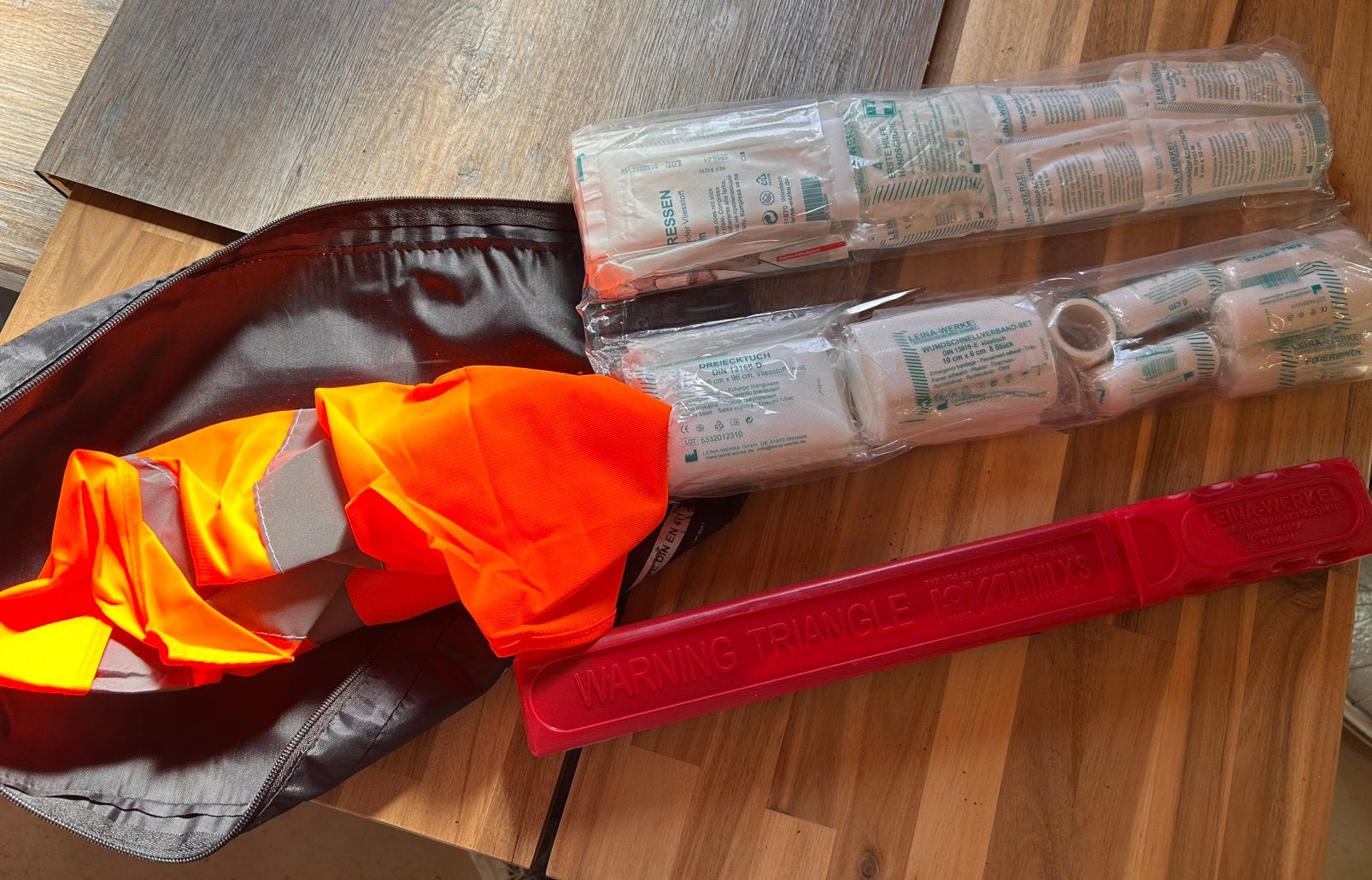 Noodset auto: gevarendriehoek, verband en hesje, Auto diversen, Ophalen of Verzenden, Nieuw