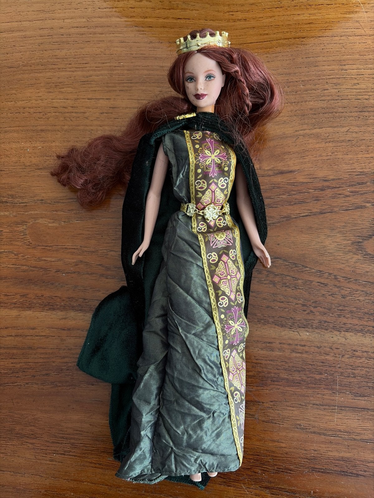 Barbie als Middeleeuwse Koningin met Kroon en Mantel, Ophalen of Verzenden, Zo goed als nieuw, Barbie