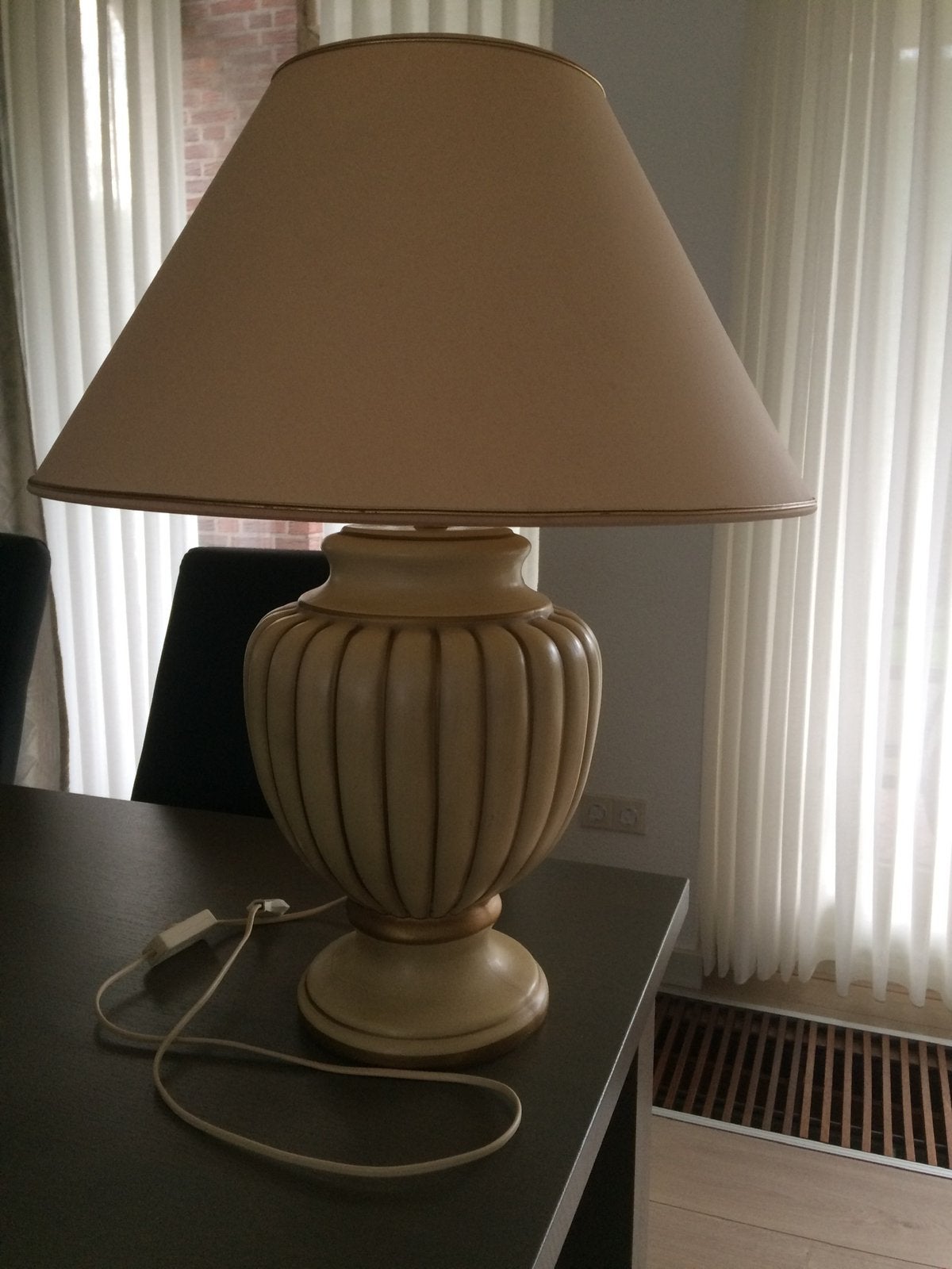 Tafellamp crème. Met brons streepje. Totale hoogte 60 cm, Huis en Inrichting, Lampen | Tafellampen, Beige, Gebruikt, 60 cm, Met kap