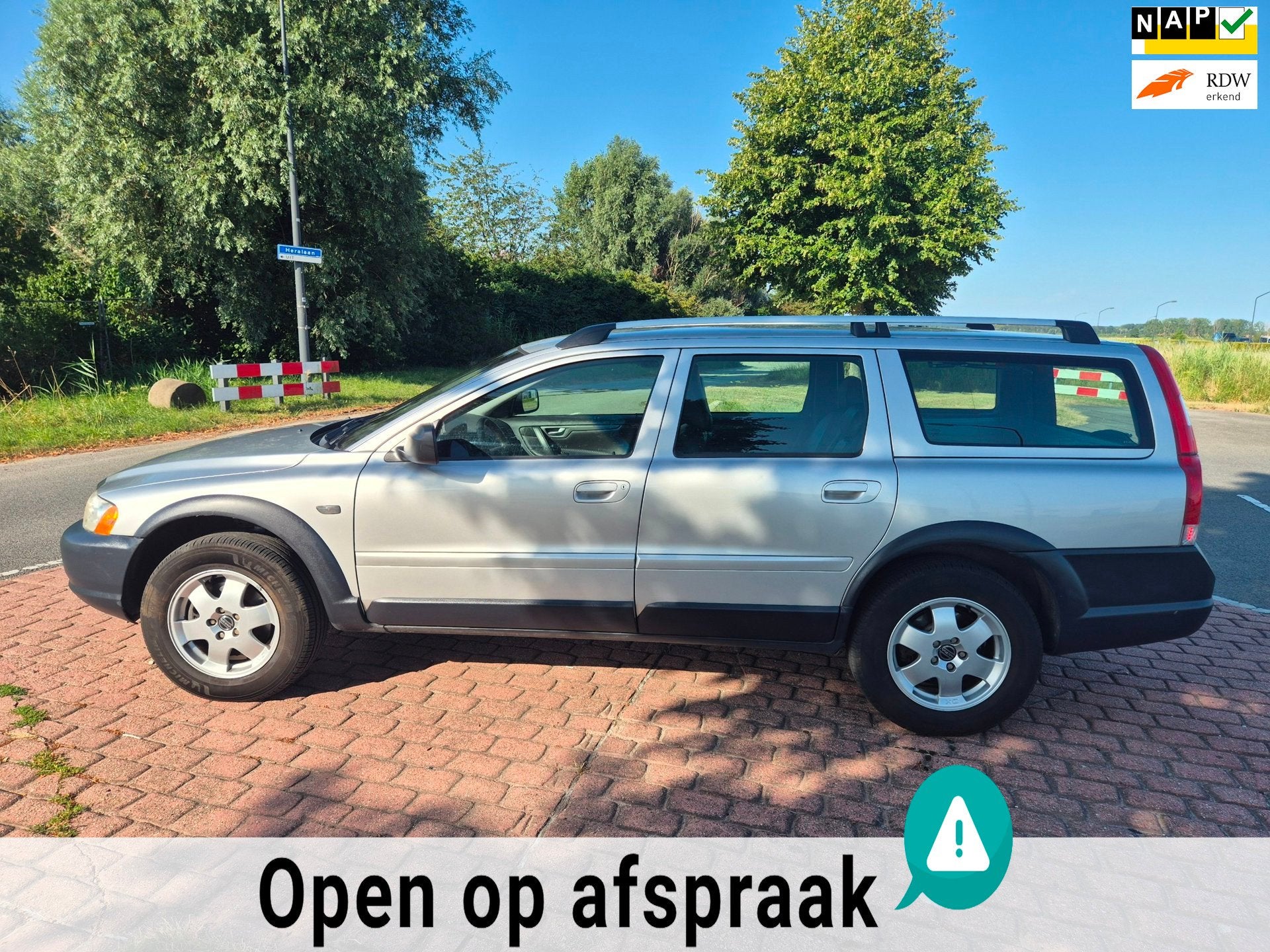 Volvo XC70 2.5 T Momentum / APK 19-09-27, Automaat, Zwart, XC70, 2521 cc