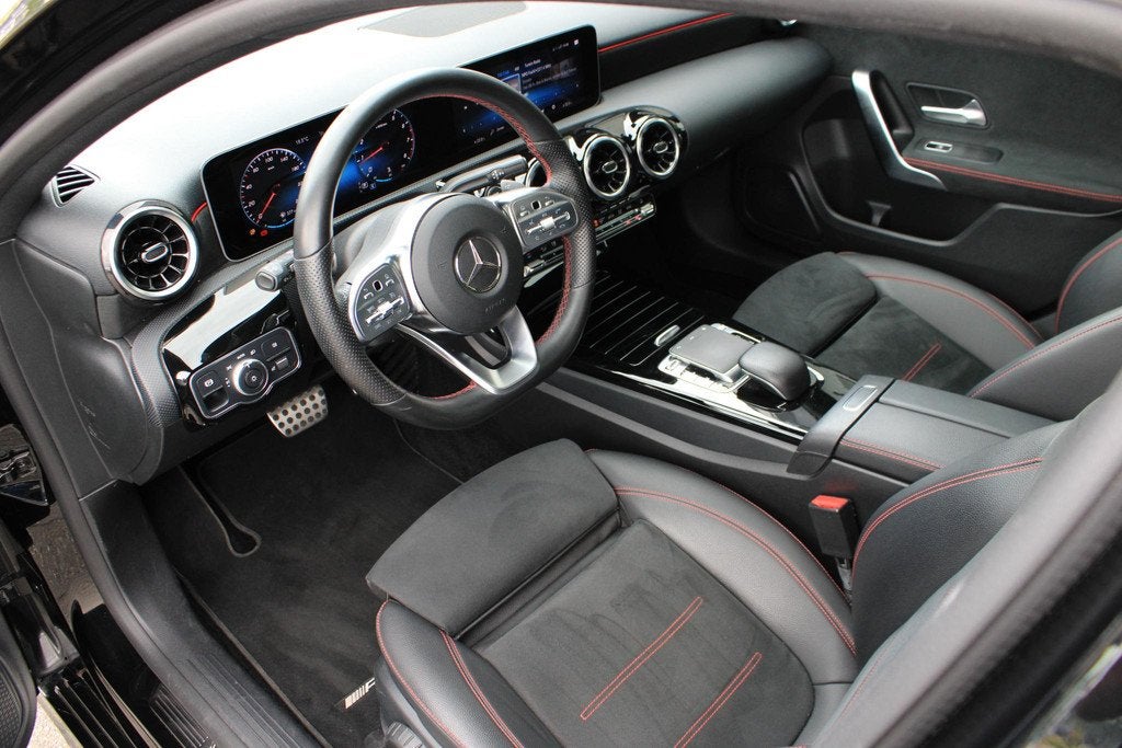 Mercedes-Benz A-Klasse 180 AMG Pano | Multispaak | Carplay |, 136 pk, Gebruikt, 4 cilinders, Leder en Stof