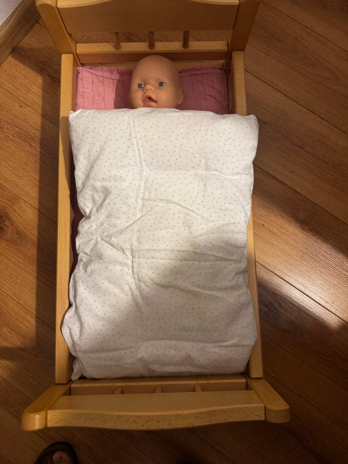 Te koop poppenbedje incl pop, Kinderen en Baby's, Speelgoed | Poppen, Ophalen, Gebruikt, Babypop