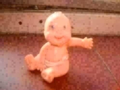 poppenhuis miniaturen popje met uitgestrekt armpje 5 cm, Ophalen of Verzenden, Zo goed als nieuw, Poppenhuis