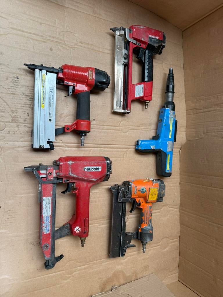Diverse tackers en nietmachines op lucht, Doe-het-zelf en Verbouw, Ophalen of Verzenden, Gebruikt