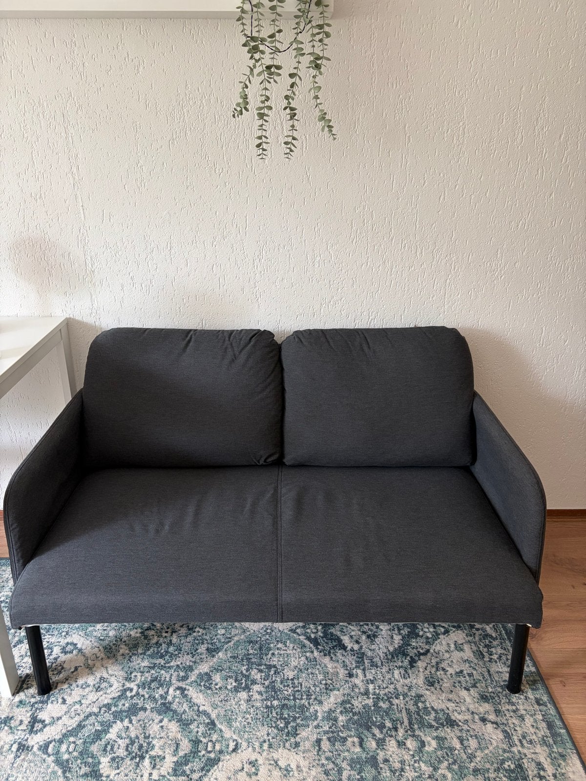 Donkergrijze tweepersoonsbank, zo goed als nieuw, Huis en Inrichting, Banken | Bankstellen, 150 tot 200 cm, Tweepersoons, 75 tot 100 cm